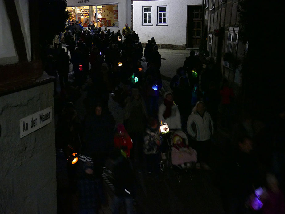 Sankt Martin Laternenumzug durch die Stadt (Foto: Karl-Franz Thiede)